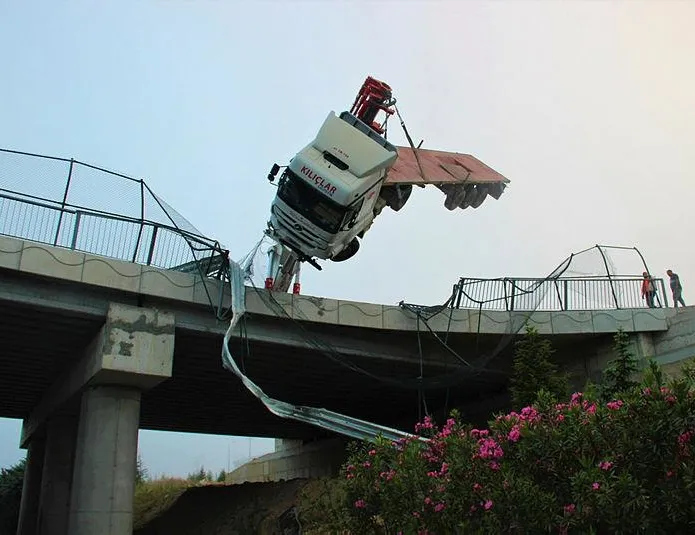 Hızını alamayan tır köprüde asılı kaldı