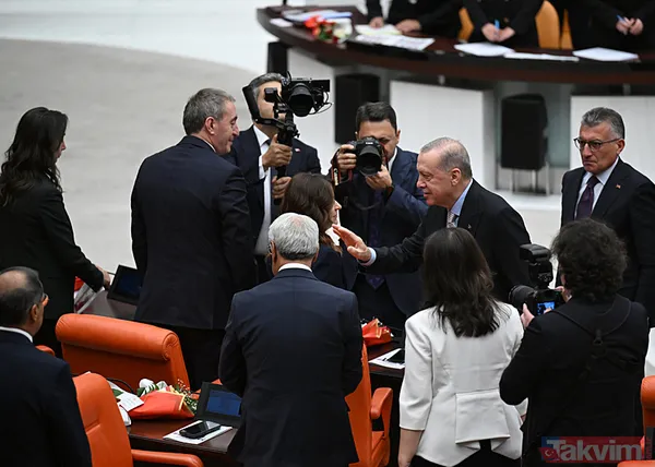 TBMM'de renkli anlar! Önce açılış sonra resepsiyon... Başkan Erdoğan'dan "biriz beraberiz" mesajı: Tek tek tokalaştı - 46