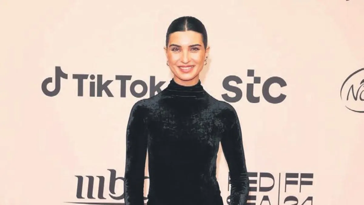 Büyük ilgi! Tuba Büyüküstün güzelliğiyle göz kamaştırdı