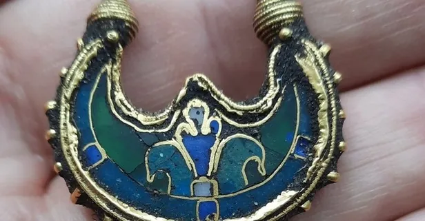 Danimarka’da Vikinglerden kalma hilal şeklinde altın küpe bulundu