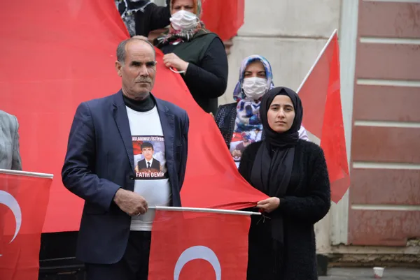 diyarbakir-anneleri-29-ekim-cumhuriyet-bayramini-istiklal-marsi-okuyarak-kutladi-1635516953714.jpg Diyarbakır Anneleri 29 Ekim Cumhuriyet Bayramı'nı İstiklal Marşı okuyarak kutladı-11