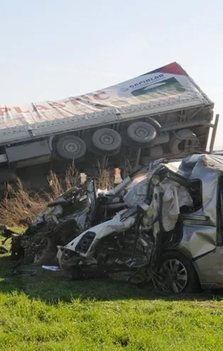 Cizre'de feci kaza! Hurdaya dönen araç mezara döndü: 4 ölü, 2 yaralı
