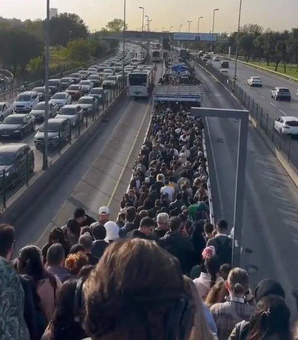 istanbulda-yine-metrobus-cilesi-vatandaslar-magdur-oldu-duraklar-tika-basa-1696401745517.jpg İstanbul'da yine metrobüs çilesi! Vatandaş mağdur oldu duraklar tıka basa...-2