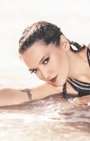 Demet Akalın, son albümü 'Ateş'in üçüncü klibini 'Esiyor'a çekti