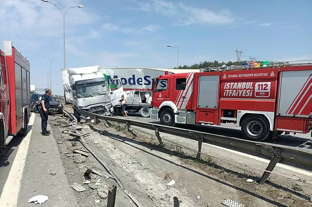 TEM'de zincirleme kaza! 6 araç birbirine girdi trafik kilit