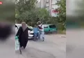 Antalya'da trafikte yol verme kavgası: Motokurye sürücüyü kaputta yumrukladı, o anlar kameraya yansıdı
