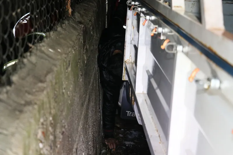 Adana'da polisten kaçan şüpheli saklanmaya çalışırken duvarla kamyonet arasına sıkıştı - 5