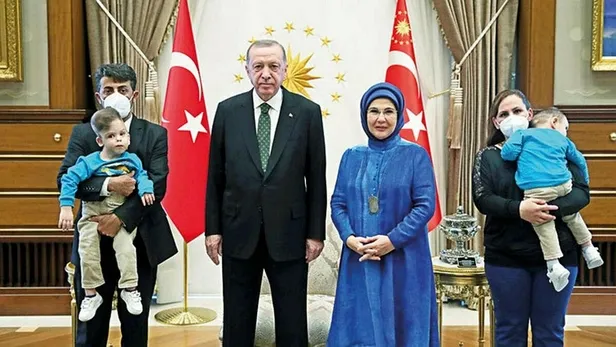 ameliyatla-ayrilan-siyam-ikizleri-derman-ve-yigit-evrenselin-4uncu-yaslari-kutlandi-baskan-erdogan-ve-emine-er-1655894955216.jpeg Ameliyatla ayrılan siyam ikizleri Derman ve Yiğit Evrensel'in 4'üncü yaşları kutlandı! Başkan Erdoğan ve Emine Erdoğan'a teşekkür...-3