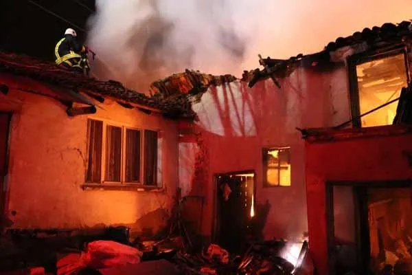Son dakika: Kırklareli'nde metruk evde korkutan yangın: Binadakiler tahliye edildi-2
