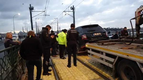 karakoyde-tramvay-yoluna-giren-cipin-lastikleri-patladi-surucu-araci-birakip-gidince-polis-getirdi-1667843907991.jpg Karaköy'de tramvay yoluna giren cipin lastikleri patladı! Sürücü aracı bırakıp gidince polis getirdi-7