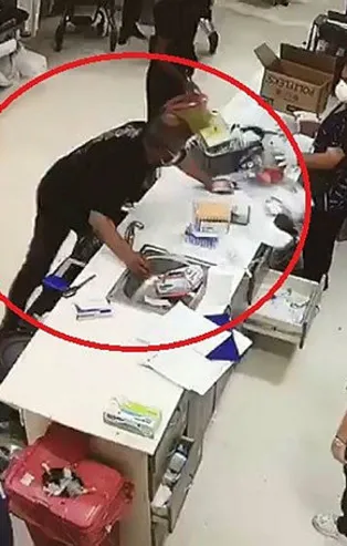 Acil serviste alkollü hasta terörü! Çalışanların üzerine yürüyüp masayı dağıttı