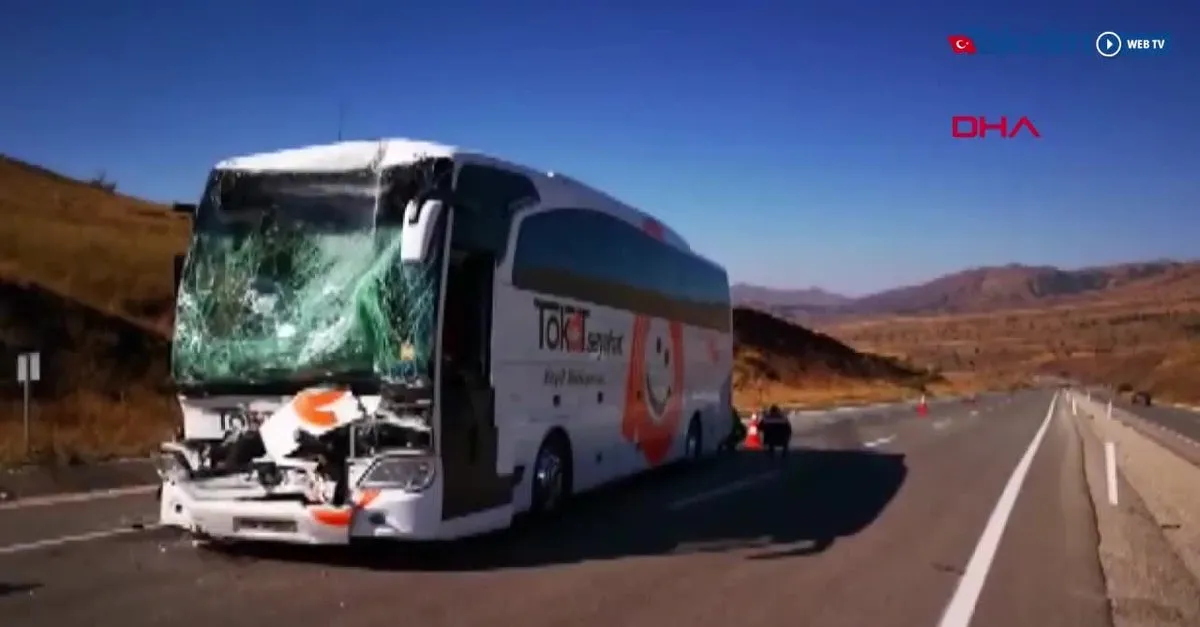Otobus Ile Tir Carpisti 17 Yarali Videosunu Izle Takvim Tv