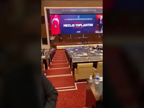 ankara-belediye-meclisinde-45-saat-konusan-chpli-mansur-yavas-konusma-sirasi-ak-partiye-gelince-kacti-1618241764920.jpg