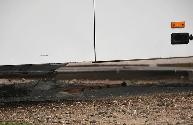 ankarada-park-icin-manevra-yapan-otobusun-altinda-kalan-90-yasindaki-yasli-adam-oldu-1624909643143.jpeg Ankara'da park için geri manevra yapan otobüsün altında kalan 90 yaşındaki adamın feci sonu: Geriye bastonu kaldı-4