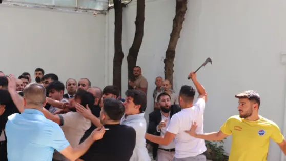 CHP Siirt İl Kongresi karıştı! Orak, taş, sandalye...