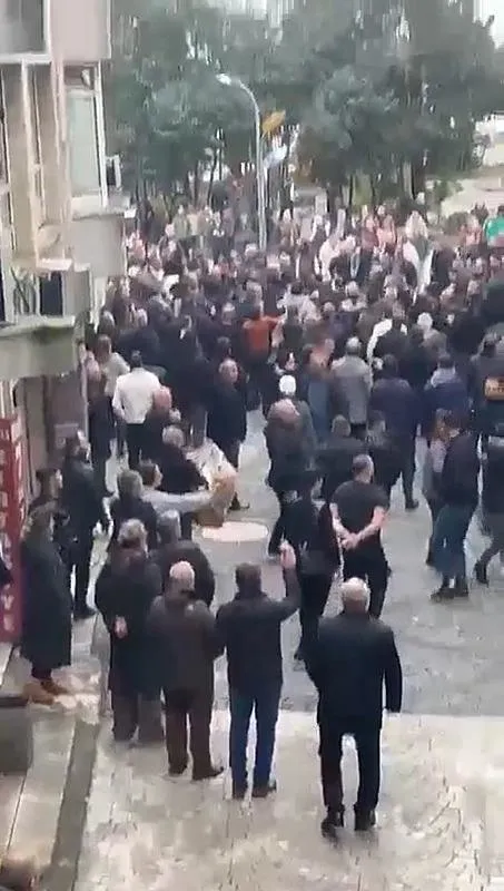 chp-hopa-secim-burosunda-yumruklu-kavga-o-anlar-kameraya-boyle-yansidi-1708444355770.jpeg CHP Hopa seçim bürosunda yumruklu kavga | O anlar kameraya böyle yansıdı...-2