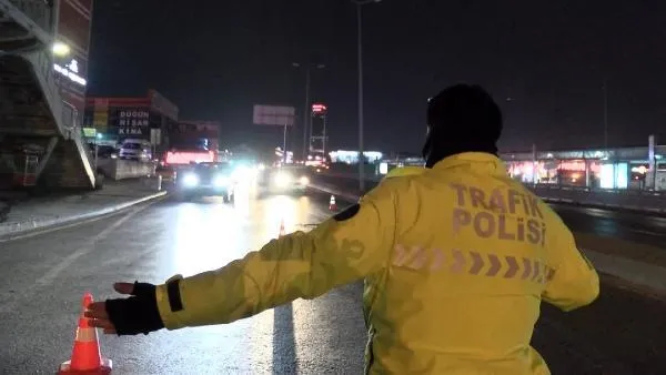 SON DAKİKA: Gece yarısı D100 Karayolu'nda feci kaza: Otomobilden fırlayan 1'i kadın 2 kişi yaralı-5