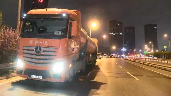 Ümraniye'de feci kaza! Bariyere vurduktan sonra TIR'a çarpan motosikletin sürücüsü hayatını kaybetti-4