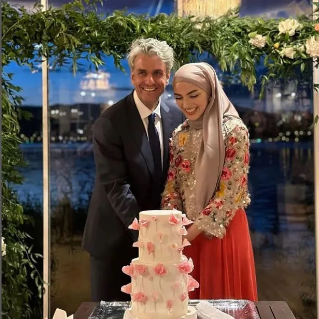 Güldür Güldür’ün Onur Buldu’nun sessiz sedasız evlendiği öğretmen eşine bakın! Kızının annesi hayran bıraktı: “Çok güzel bir aile”-13