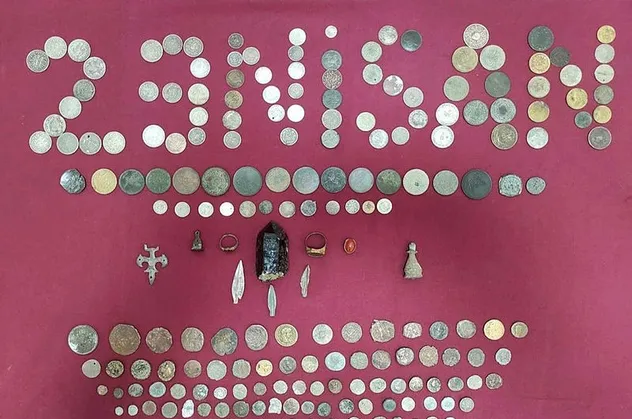 İzmir'de tarihi eser kaçakçılarına operasyon! 263 parça eser ele geçirildi