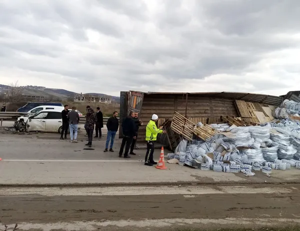 bursa-inegolde-20-ton-su-yuklu-tir-devrildi-otomobil-surucusu-yaralandi-1647867644953.jpg Bursa İnegöl'de 20 ton su yüklü TIR devrildi: Otomobil sürücüsü yaralandı-6