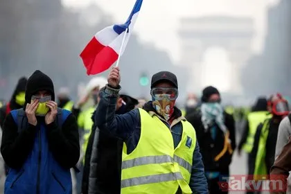 Fransa yanıyor! Paris’te gösteriler büyüdü, polis şiddeti artırdı!