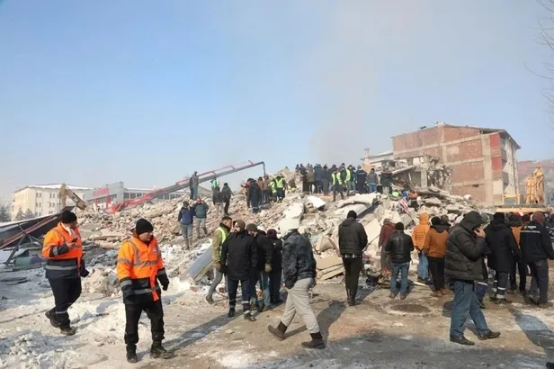 depreme-yardim-eden-ulkeler-listesi-2023-hangi-ulke-ne-yardim-gonderiyor-dunyadan-turkiyeye-buyuk-destek-1676196010036.jpeg Depreme yardım eden ülkeler listesi 2023! Dünyadan Türkiye'ye büyük destek! Hangi ülke, ne yardım gönderiyor?-7