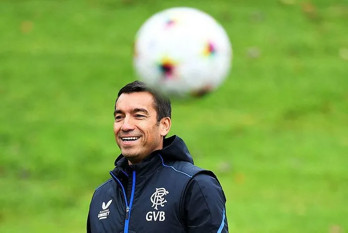 van-bronckhorst-ekibini-toplayamadi-besiktas-secimini-degistirdi-1704581428977.jpeg