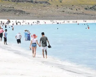 Salda Gölünde ziyaretçi sayısı günde 30 bine ulaştı