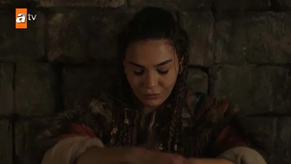 sira-size-de-gelecek-destan-4-bolum-fragmani-nefes-kesti-akkiz-dusmanini-uykuda-yakaladi-1638909209351.jpg
