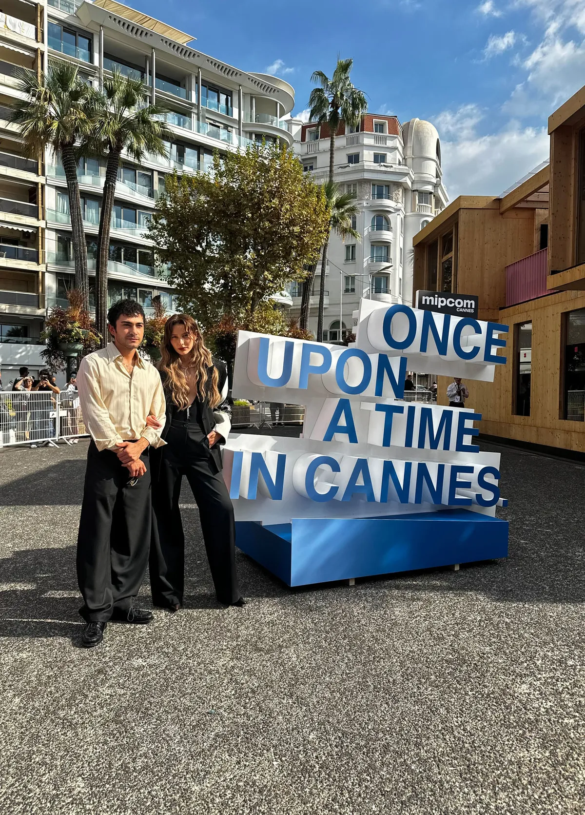 rahimcan-kapkap-ve-elcin-zehra-irem-cannesda-mipcom-2026-cikarmasi-1791965057647.jpg Cannes sokaklarında yoğun ilgi! Rahimcan Kapkap ve Elçin Zehra İrem MIPCOM 2026'ya damga vurdu-5