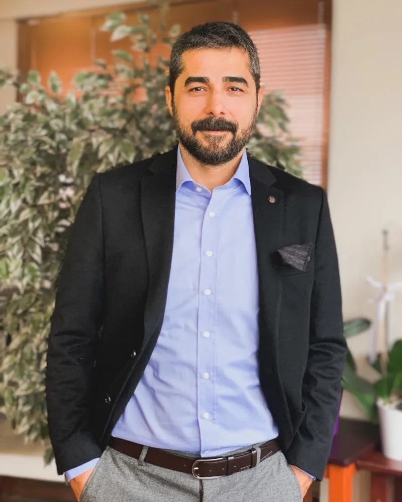 ibrahim-tatlises-kus-oldugu-oglu-ahmet-tatlises-ile-baristi-kelepceli-bulusmada-gozyaslari-sel-oldu-1775631105084.jpg Hastanede kelepçeli buluşma! İbrahim Tatlıses’in evlatlarından peş peşe açıklamalar! Melek Zübeyde o anları anlattı: “Babam rahatsızlanınca...”-2