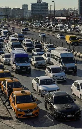 Toplu taşımalardaki yetersizlik İstanbul'da trafik yoğunluğunu arttırdı! Özel araçlara yöneldi