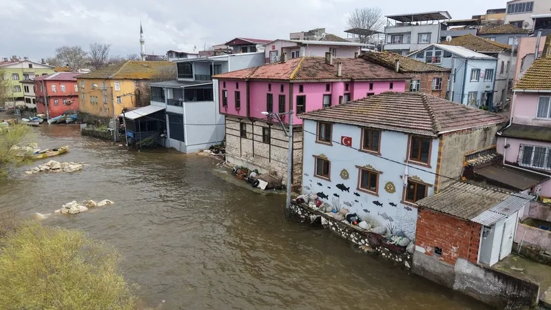 turkiyenin-kucuk-venediki-sular-altinda-sehirde-evler-yaliya-donustu-1775219934950.jpg Türkiye’nin küçük Venedik’i sular altında: Şehirde evler yalıya dönüştü-2