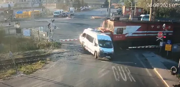 tekirdag-ergenede-tren-kazasi-ihmaliyle-7-kisinin-olumune-neden-olan-minibus-surucusu-demek-ki-gecmemek-gerekiyormus-1630925853242.jpg
