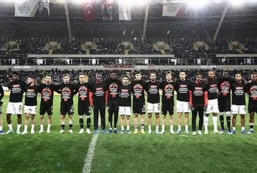 Süper Lig'in 18. haftasında Beşiktaş'tan alkışlanacak hareket! Oyuncular "Şehitler Ölmez Vatan Bölünmez" ve 12 şehidimizin isimlerinin yazdığı tişörtlerle ısınmaya çıktı