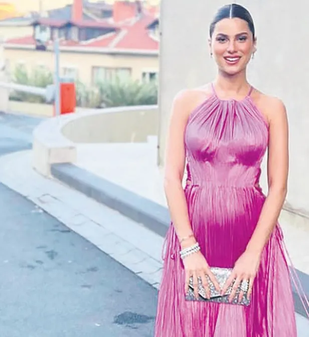 cannes-film-festivali-giden-merve-dizdar-kiyafetiyle-alay-konusu-oldu-unlu-oyuncudan-rest-igrenc-rezil-berbat-1685056690374.jpeg Cannes Film Festivali giden Merve Dizdar kıyafetiyle alay konusu oldu! Ünlü oyuncudan rest: İğrenç, rezil, berbat...-8