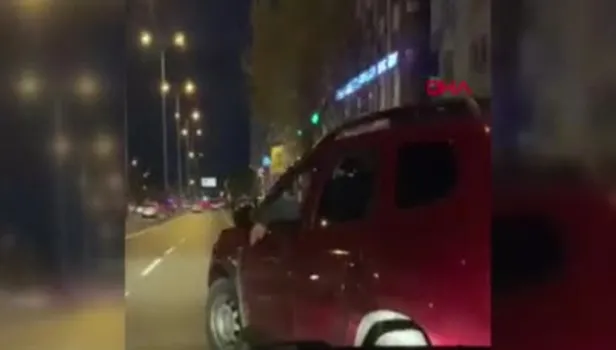 Son dakika: Avcılar'da trafik magandası dehşeti: Küfürler edip otomobili yumrukladı