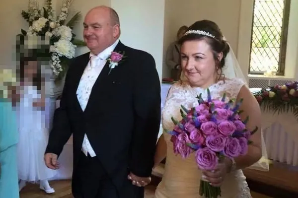 ingiltere-bunu-konusuyor-41-yasindaki-becki-price-en-yakin-arkadasinin-babasiyla-evlendi-1608125162120.jpg İngiltere bunu konuşuyor: 41 yaşındaki Becki Price en yakın arkadaşının babasıyla evlendi-2