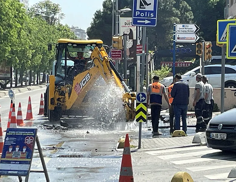 İBB yol çalışması sırasında İSKİ borusunu patlattı!