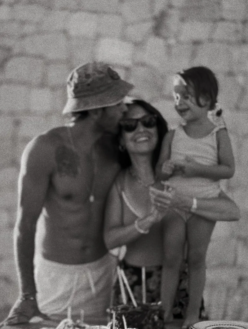 baris-arduc-ve-gupse-ozay-kizlarini-geleneklere-bagli-yetistiriyor-1774419722160.jpg “Elimizi öptü çok değerli” Barış Arduç ve Gupse Özay kızlarını geleneklere bağlı yetiştiriyor: Jan Asya artık büyüdü!-4