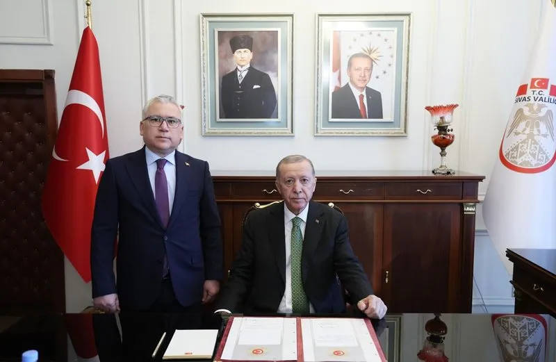 Başkan Recep Tayyip Erdoğan, Sivas'ta Vali Yılmaz Şimşek'i ziyaret etti.