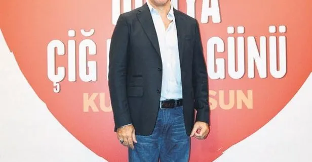 Orhan Kılıç davetlilere ve basın mensuplarına çiğ köfte dağıttı