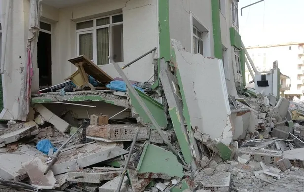 Depremin ardından acı hikayeler hüzne boğdu: Perde ve çarşafla yaşama tutunuş-5