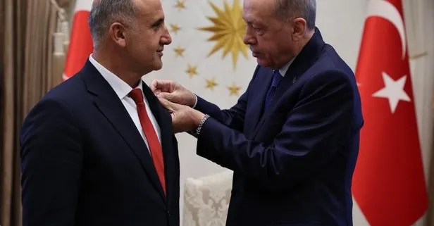 İYİ Parti’den AK Parti’ye geçen Aytekin Kaya’ya rozetini Başkan Erdoğan taktı