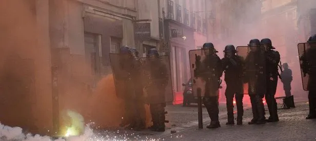 Le Pen karşıtları polisle çatıştı