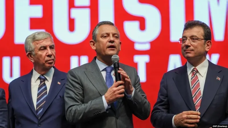 adaylik-savasi-alevleniyor-ozgur-ozelden-mansur-yavasi-bitirecek-plan-ekrem-imamoglu-uzerinden-mesaj-verdi-1758792728399.jpeg Yavaş Özel ve İmamoğlu
