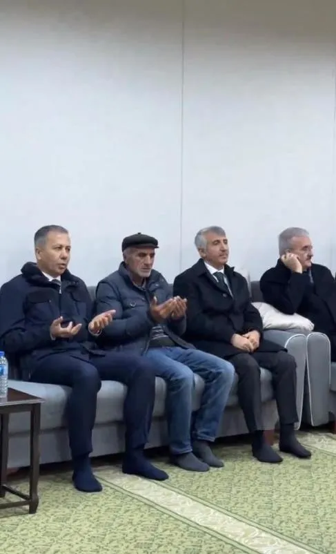 baskan-erdogan-kahramanmarasli-sehit-muslum-ozdemirin-babasiyla-telefonda-gorustu-1705322511673.jpeg Başkan Erdoğan Kahramanmaraşlı şehit Müslüm Özdemir'in babasıyla telefonda görüştü-4
