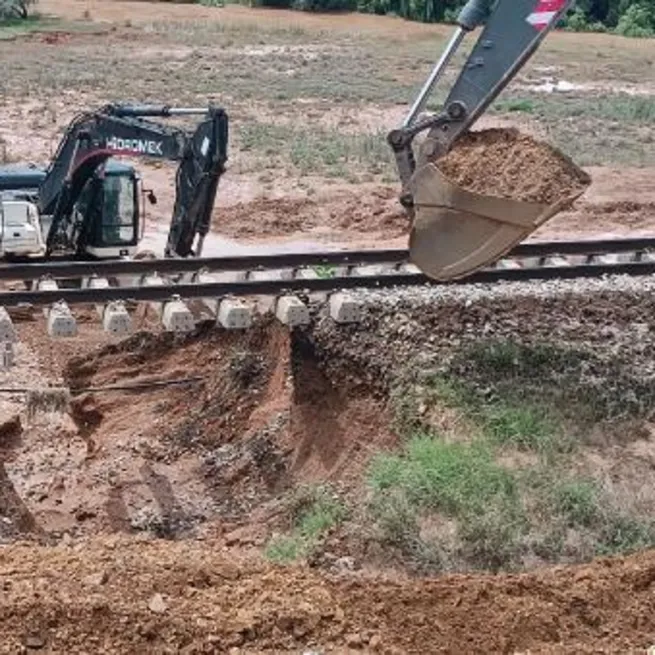 Sel suları tren hattını çökertti!