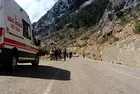 Adana'da acı olay! Üzerine kaya devrilen otomobildeki öğretmenler hayatını kaybetti